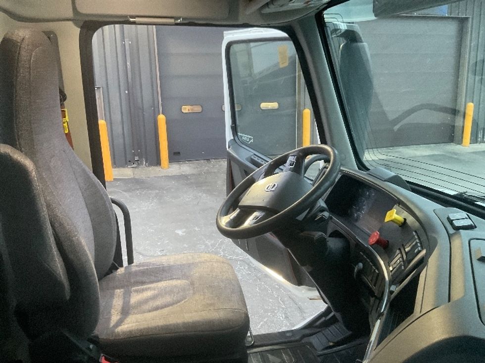 Day Cab Tractor-Heavy Duty Tractors-Volvo-2019-VNL42300-Albany-NY-498,617\n\t\tmiles-$ 22,250 - Image 14