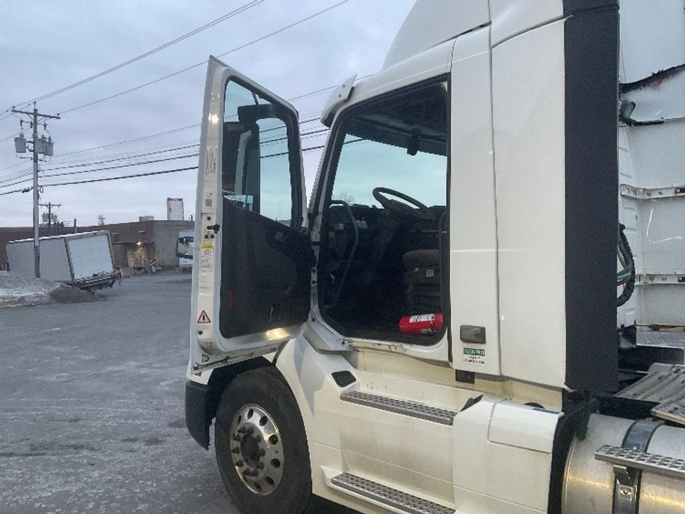 Day Cab Tractor-Heavy Duty Tractors-Volvo-2019-VNL42300-Albany-NY-498,617\n\t\tmiles-$ 22,250 - Image 9