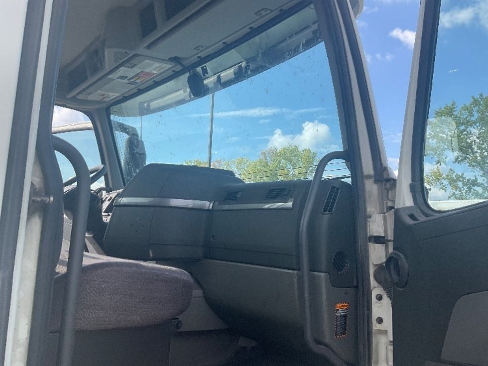 Day Cab Tractor-Heavy Duty Tractors-Volvo-2019-VNL42300-Atlanta (Conyers)-GA-298,937\n\t\tmiles-$ 36,500 - Image 12