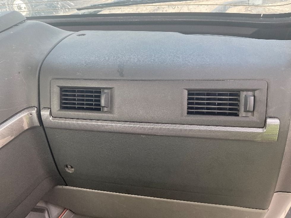 Day Cab Tractor-Heavy Duty Tractors-Volvo-2019-VNL42300-Atlanta (Conyers)-GA-298,937\n\t\tmiles-$ 36,500 - Image 13