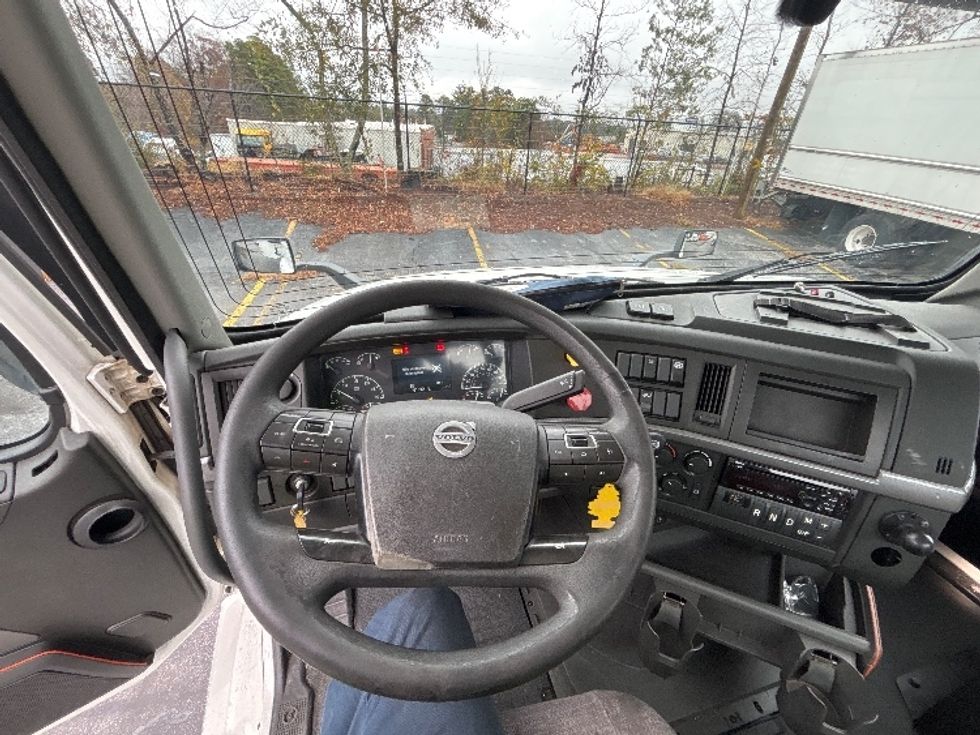 Day Cab Tractor-Heavy Duty Tractors-Volvo-2019-VNL42300-Atlanta (Conyers)-GA-304,322\n\t\tmiles-$ 36,000 - Image 11