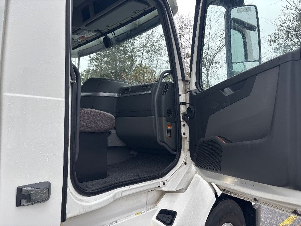 Day Cab Tractor-Heavy Duty Tractors-Volvo-2019-VNL42300-Atlanta (Conyers)-GA-304,322\n\t\tmiles-$ 36,000 - Image 12