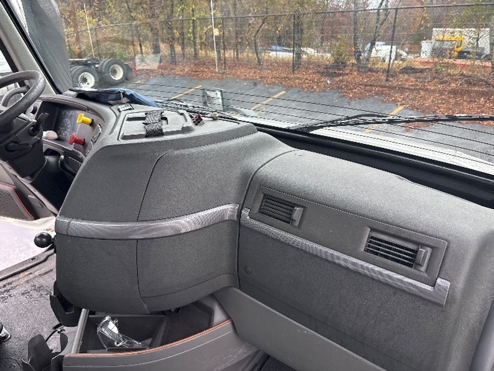 Day Cab Tractor-Heavy Duty Tractors-Volvo-2019-VNL42300-Atlanta (Conyers)-GA-304,322\n\t\tmiles-$ 36,000 - Image 13