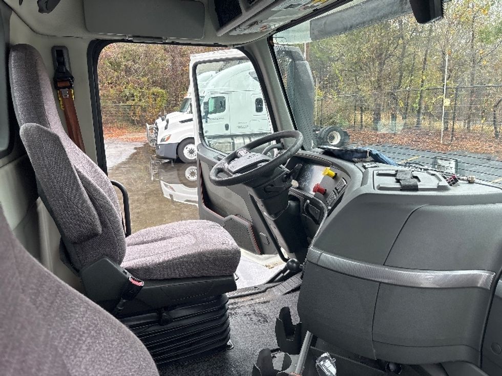 Day Cab Tractor-Heavy Duty Tractors-Volvo-2019-VNL42300-Atlanta (Conyers)-GA-304,322\n\t\tmiles-$ 36,000 - Image 14