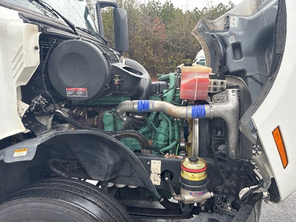 Day Cab Tractor-Heavy Duty Tractors-Volvo-2019-VNL42300-Atlanta (Conyers)-GA-304,322\n\t\tmiles-$ 36,000 - Image 15
