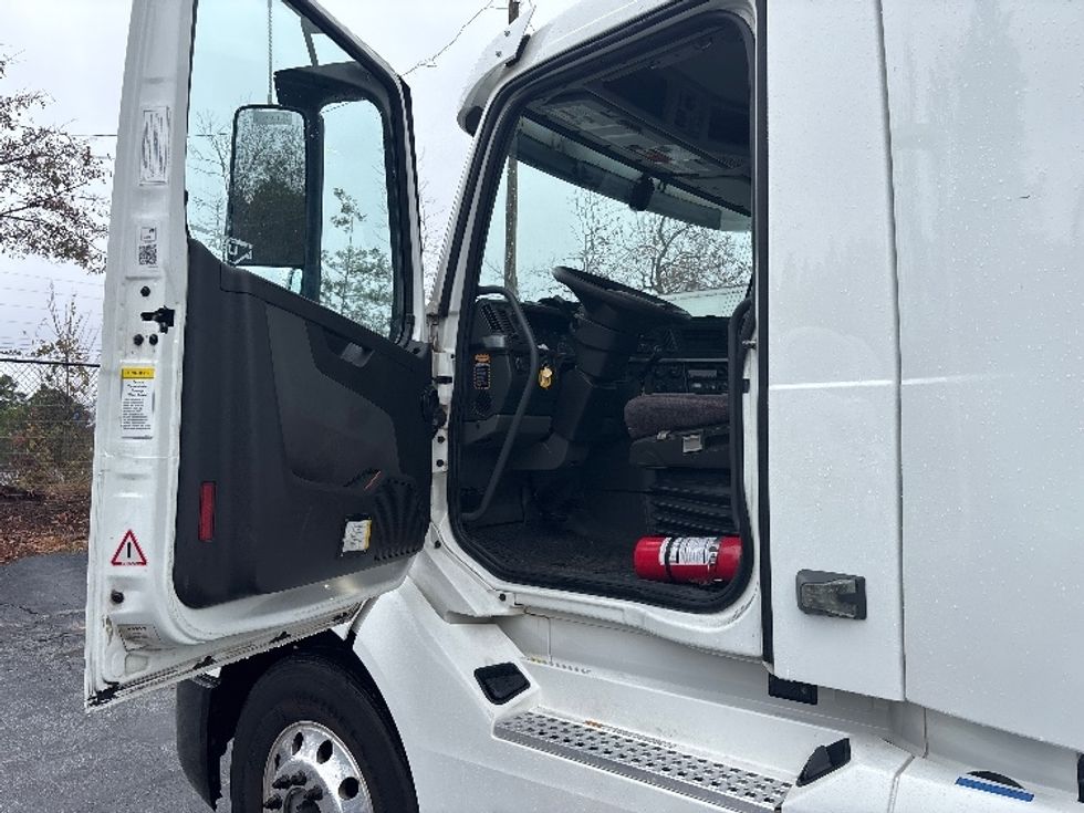 Day Cab Tractor-Heavy Duty Tractors-Volvo-2019-VNL42300-Atlanta (Conyers)-GA-304,322\n\t\tmiles-$ 36,000 - Image 9