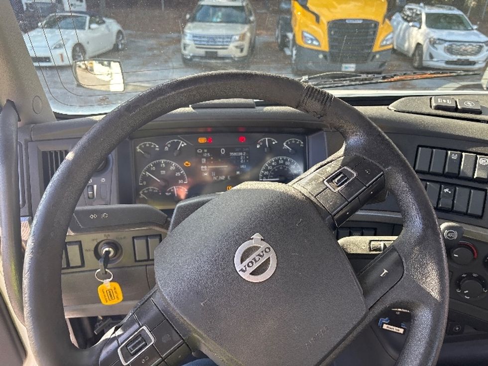 Day Cab Tractor-Heavy Duty Tractors-Volvo-2019-VNL42300-Atlanta (Conyers)-GA-358,038\n\t\tmiles-$ 33,250 - Image 11