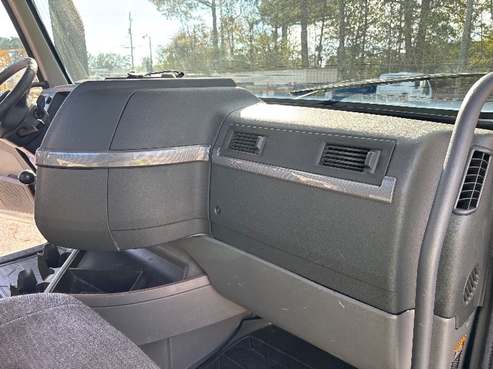 Day Cab Tractor-Heavy Duty Tractors-Volvo-2019-VNL42300-Atlanta (Conyers)-GA-358,038\n\t\tmiles-$ 33,250 - Image 13