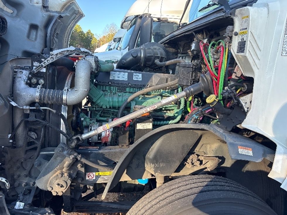 Day Cab Tractor-Heavy Duty Tractors-Volvo-2019-VNL42300-Atlanta (Conyers)-GA-358,038\n\t\tmiles-$ 33,250 - Image 16