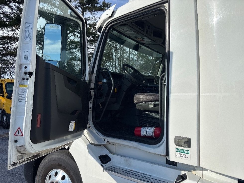 Day Cab Tractor-Heavy Duty Tractors-Volvo-2019-VNL42300-Atlanta (Conyers)-GA-358,038\n\t\tmiles-$ 33,250 - Image 9