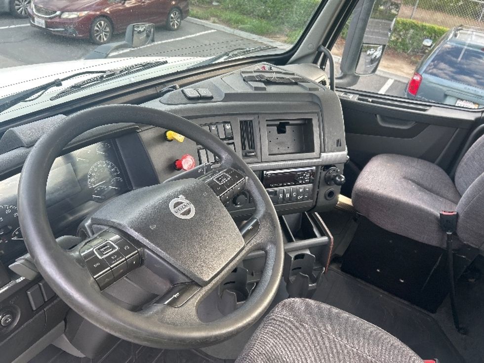 Day Cab Tractor-Heavy Duty Tractors-Volvo-2019-VNL42300-City Of Industry-CA-283,880\n\t\tmiles-$ 43,750 - Image 10