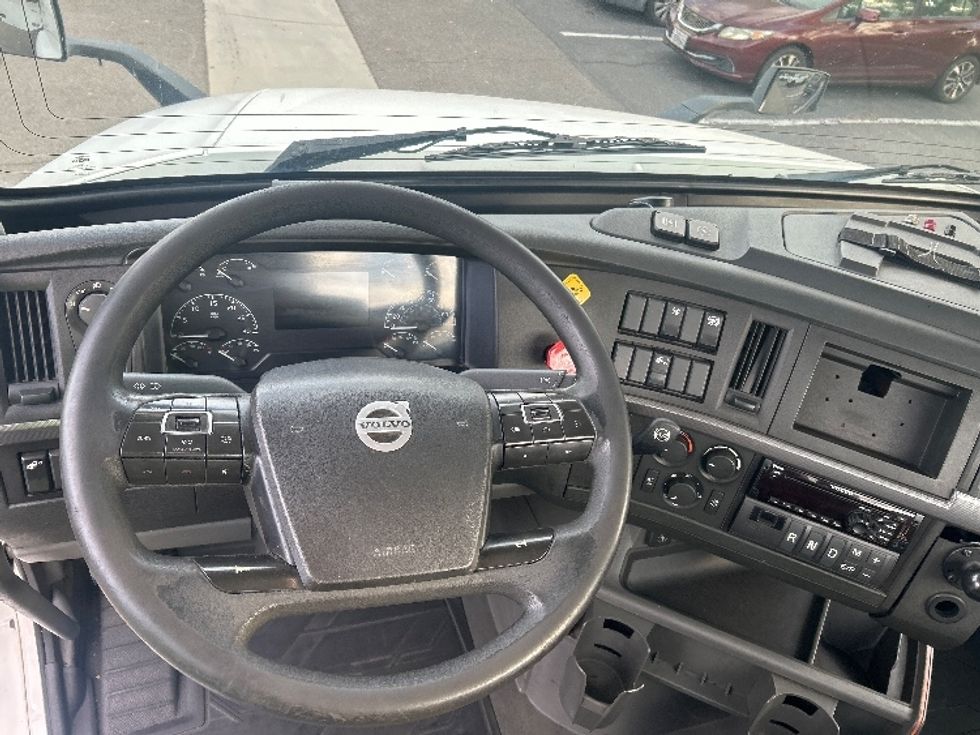 Day Cab Tractor-Heavy Duty Tractors-Volvo-2019-VNL42300-City Of Industry-CA-283,880\n\t\tmiles-$ 43,750 - Image 11