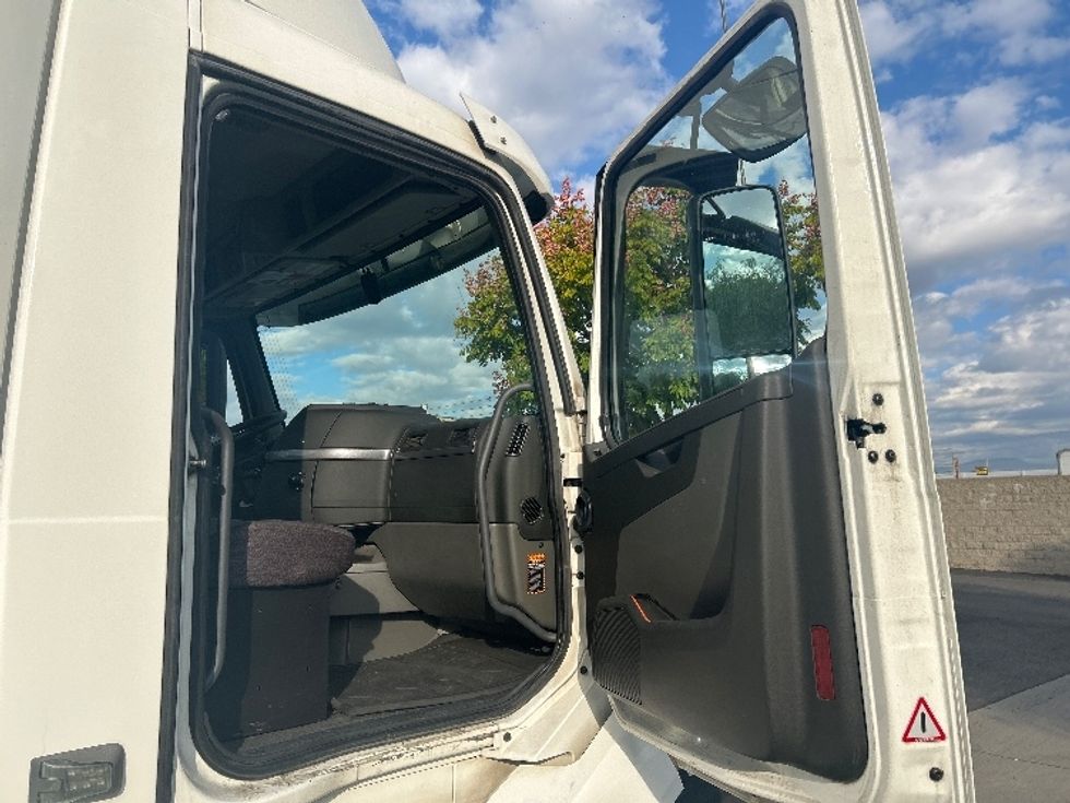 Day Cab Tractor-Heavy Duty Tractors-Volvo-2019-VNL42300-City Of Industry-CA-283,880\n\t\tmiles-$ 43,750 - Image 12