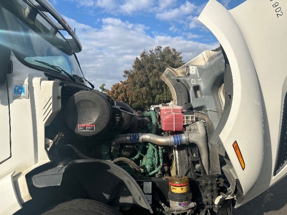Day Cab Tractor-Heavy Duty Tractors-Volvo-2019-VNL42300-City Of Industry-CA-283,880\n\t\tmiles-$ 43,750 - Image 15