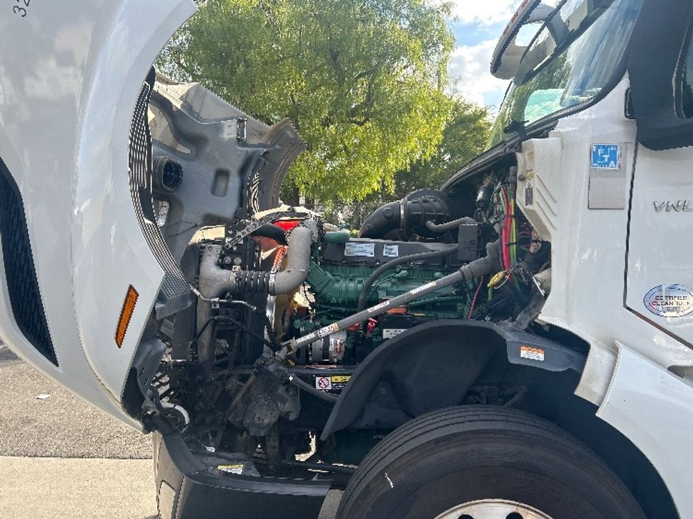 Day Cab Tractor-Heavy Duty Tractors-Volvo-2019-VNL42300-City Of Industry-CA-283,880\n\t\tmiles-$ 43,750 - Image 16