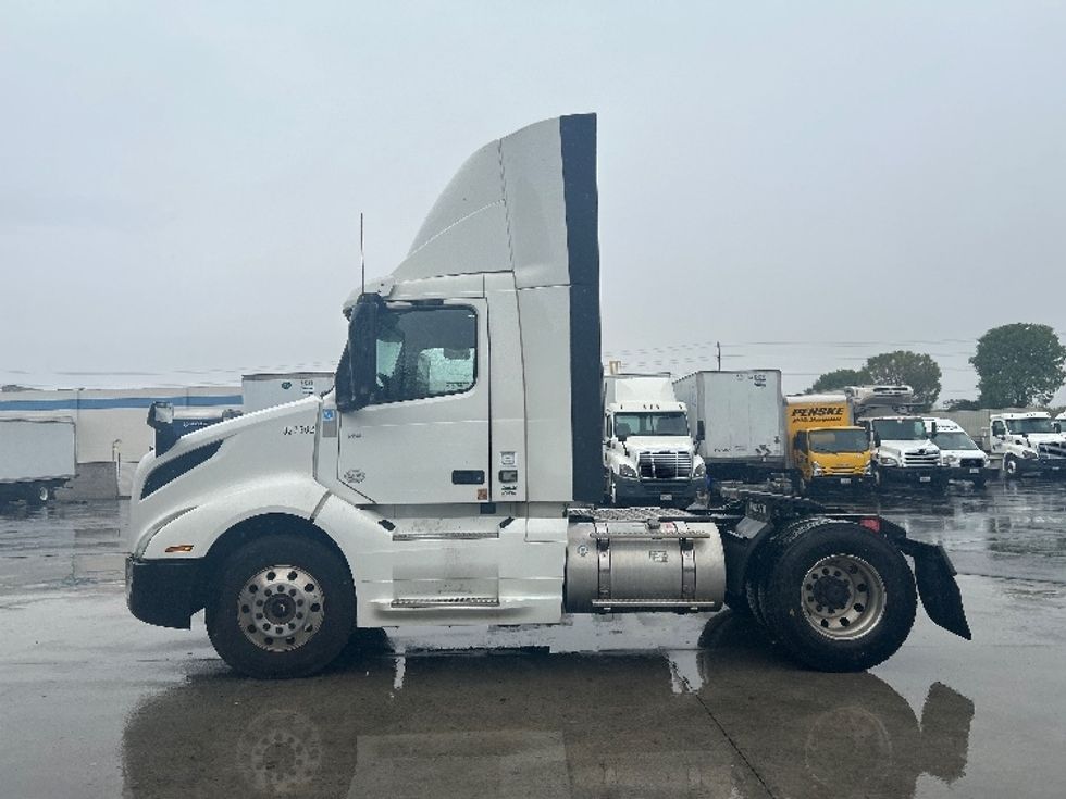 Day Cab Tractor-Heavy Duty Tractors-Volvo-2019-VNL42300-City Of Industry-CA-283,880\n\t\tmiles-$ 43,750 - Image 4