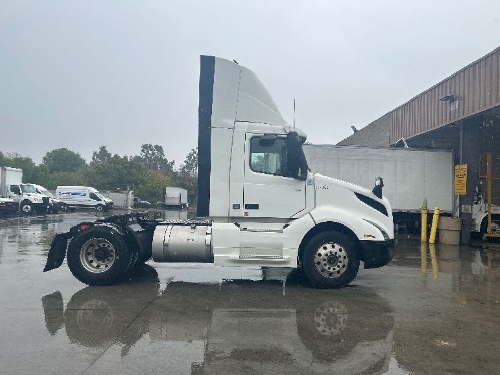 Day Cab Tractor-Heavy Duty Tractors-Volvo-2019-VNL42300-City Of Industry-CA-283,880\n\t\tmiles-$ 43,750 - Image 8