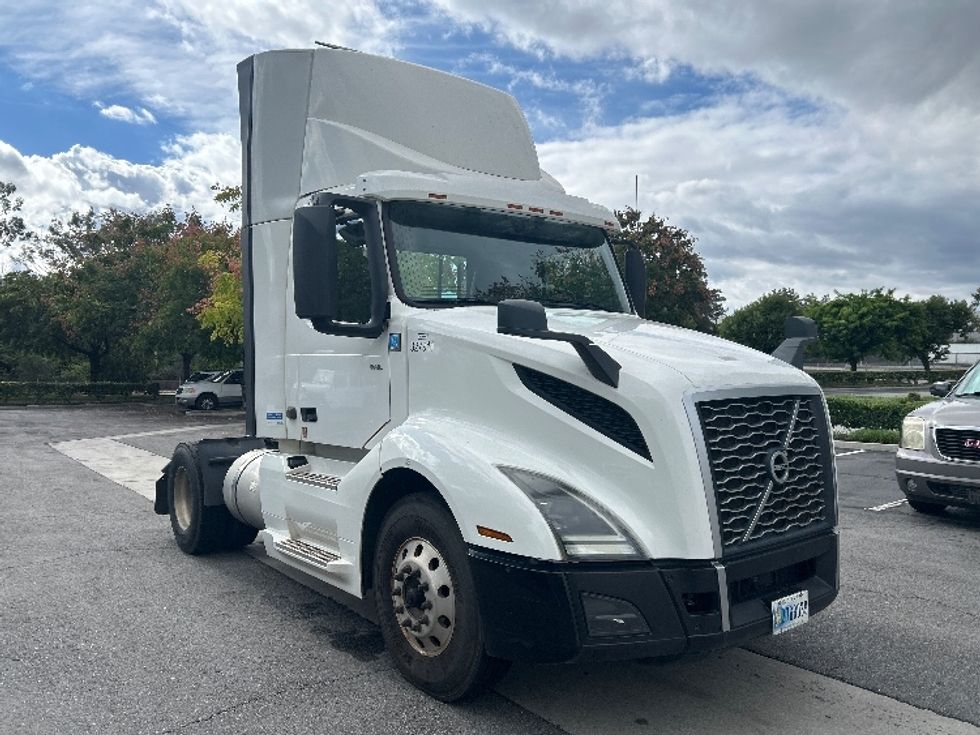 Day Cab Tractor-Heavy Duty Tractors-Volvo-2019-VNL42300-City Of Industry-CA-285,298\n\t\tmiles-$ 43,500 - Image 1