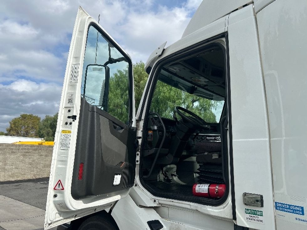 Day Cab Tractor-Heavy Duty Tractors-Volvo-2019-VNL42300-City Of Industry-CA-285,298\n\t\tmiles-$ 43,500 - Image 10