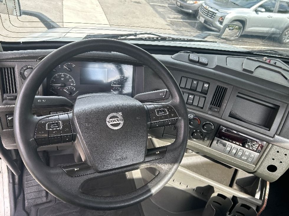 Day Cab Tractor-Heavy Duty Tractors-Volvo-2019-VNL42300-City Of Industry-CA-285,298\n\t\tmiles-$ 43,500 - Image 11