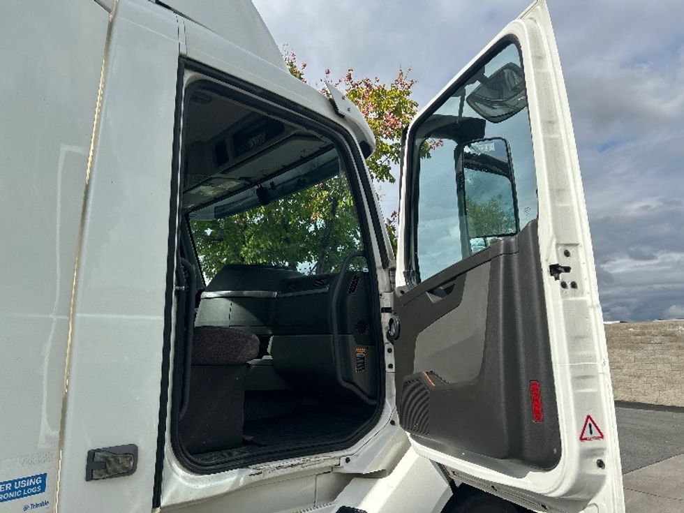 Day Cab Tractor-Heavy Duty Tractors-Volvo-2019-VNL42300-City Of Industry-CA-285,298\n\t\tmiles-$ 43,500 - Image 12