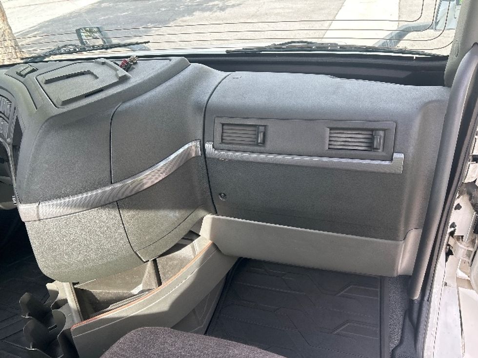 Day Cab Tractor-Heavy Duty Tractors-Volvo-2019-VNL42300-City Of Industry-CA-285,298\n\t\tmiles-$ 43,500 - Image 13