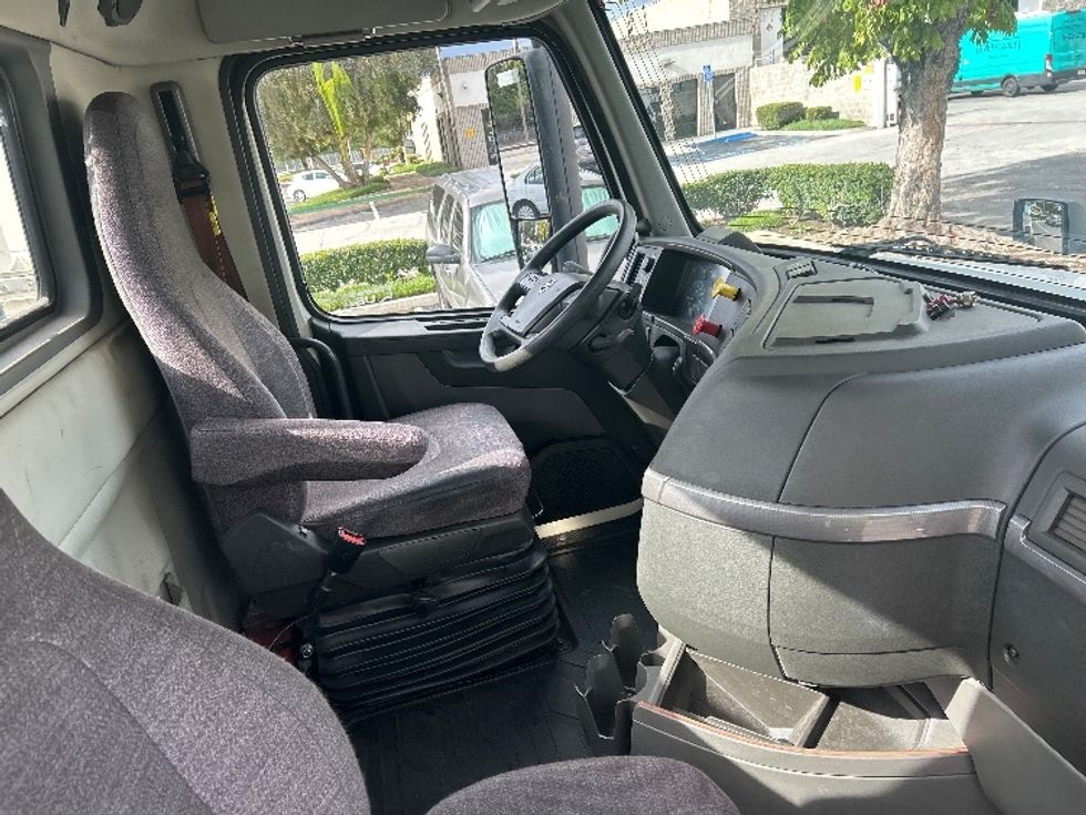 Day Cab Tractor-Heavy Duty Tractors-Volvo-2019-VNL42300-City Of Industry-CA-285,298\n\t\tmiles-$ 43,500 - Image 14