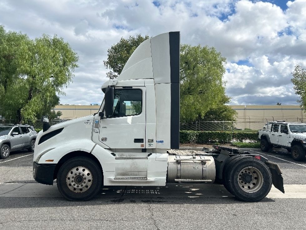 Day Cab Tractor-Heavy Duty Tractors-Volvo-2019-VNL42300-City Of Industry-CA-285,298\n\t\tmiles-$ 43,500 - Image 4
