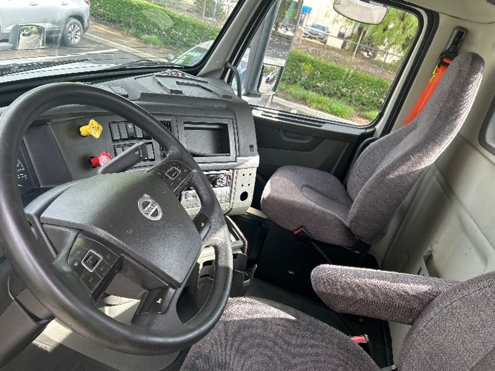 Day Cab Tractor-Heavy Duty Tractors-Volvo-2019-VNL42300-City Of Industry-CA-285,298\n\t\tmiles-$ 43,500 - Image 8