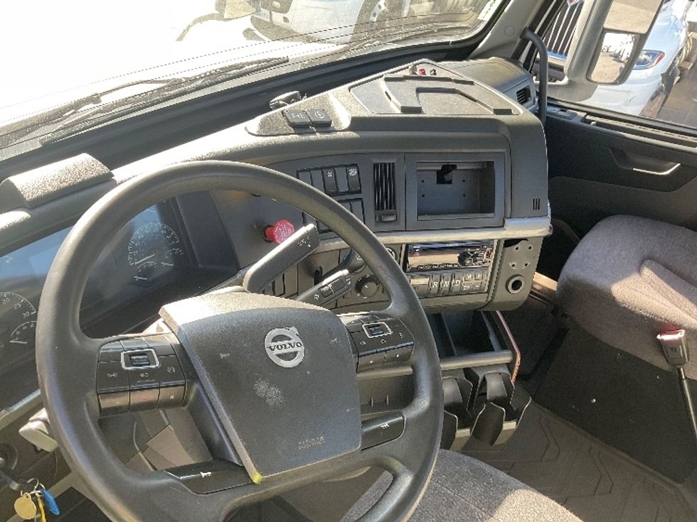 Day Cab Tractor-Heavy Duty Tractors-Volvo-2019-VNL42300-City Of Industry-CA-309,358\n\t\tmiles-$ 42,000 - Image 10