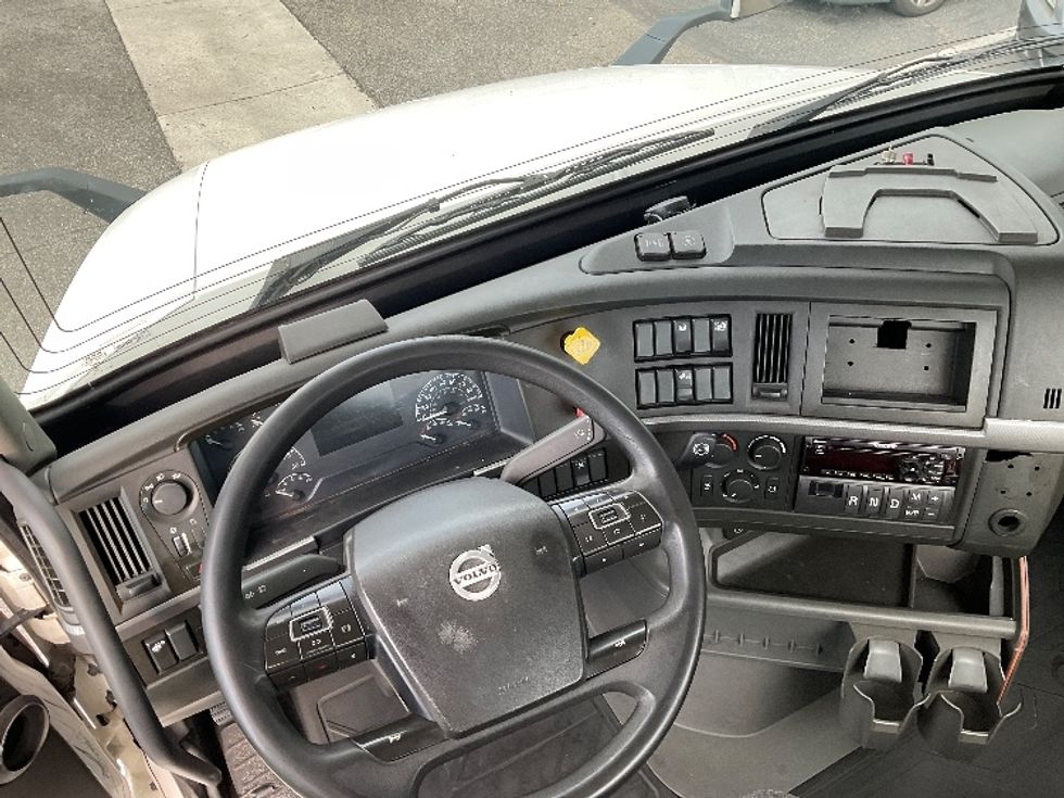 Day Cab Tractor-Heavy Duty Tractors-Volvo-2019-VNL42300-City Of Industry-CA-309,358\n\t\tmiles-$ 42,000 - Image 11