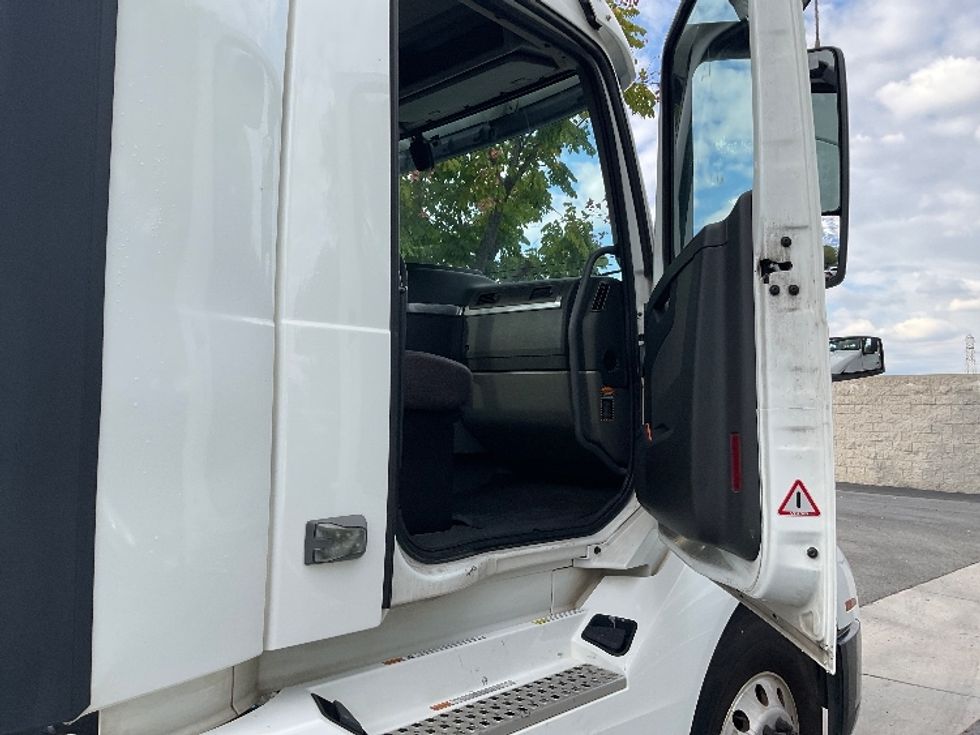 Day Cab Tractor-Heavy Duty Tractors-Volvo-2019-VNL42300-City Of Industry-CA-309,358\n\t\tmiles-$ 42,000 - Image 12