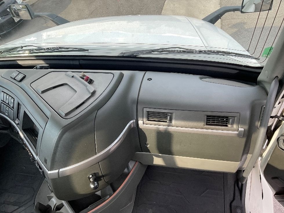 Day Cab Tractor-Heavy Duty Tractors-Volvo-2019-VNL42300-City Of Industry-CA-309,358\n\t\tmiles-$ 42,000 - Image 13