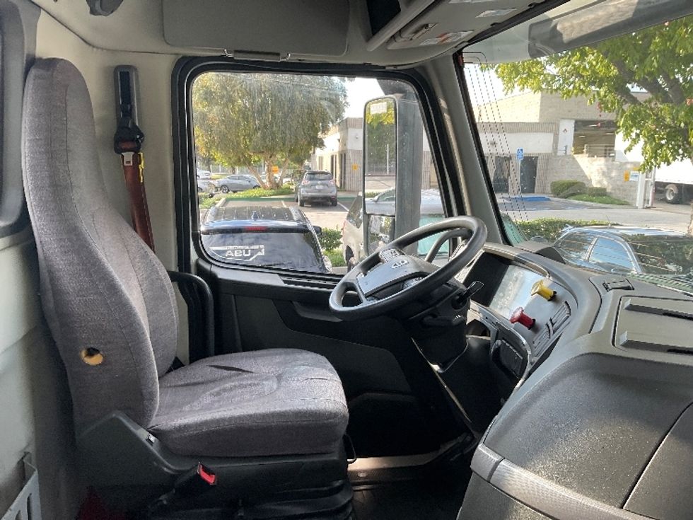 Day Cab Tractor-Heavy Duty Tractors-Volvo-2019-VNL42300-City Of Industry-CA-309,358\n\t\tmiles-$ 42,000 - Image 14