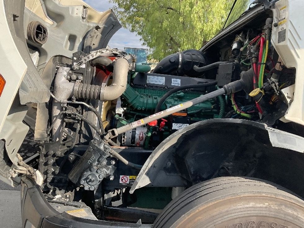 Day Cab Tractor-Heavy Duty Tractors-Volvo-2019-VNL42300-City Of Industry-CA-309,358\n\t\tmiles-$ 42,000 - Image 16