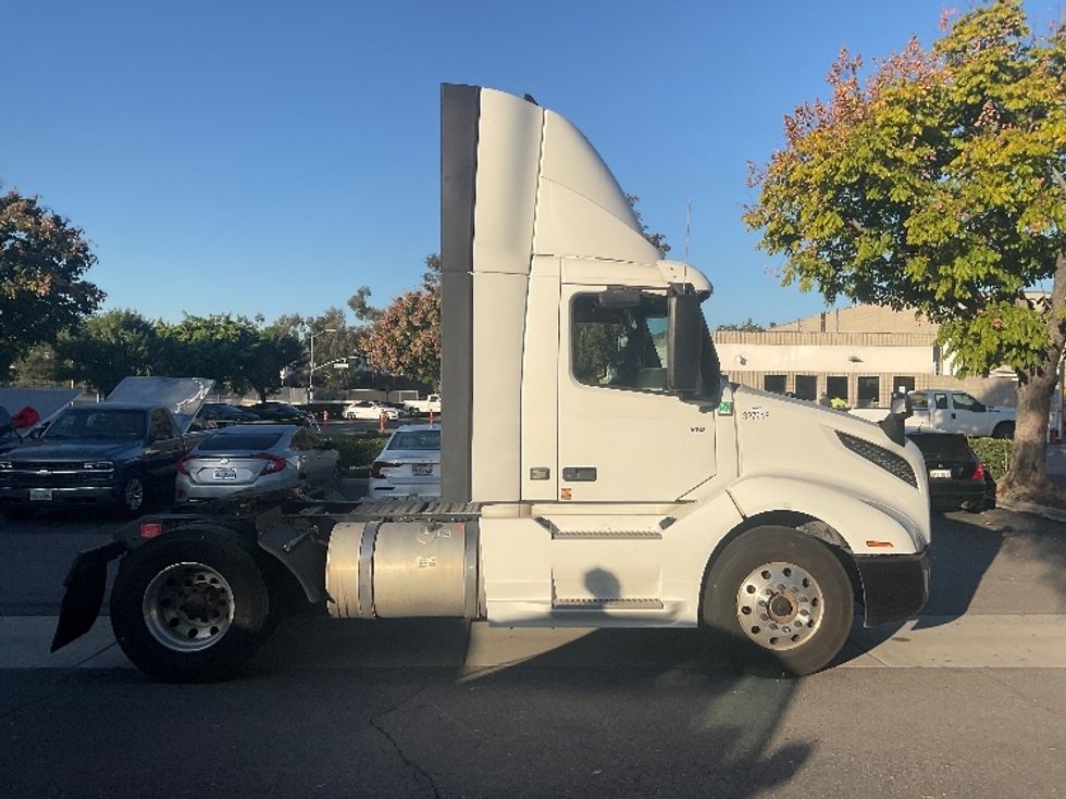 Day Cab Tractor-Heavy Duty Tractors-Volvo-2019-VNL42300-City Of Industry-CA-309,358\n\t\tmiles-$ 42,000 - Image 8