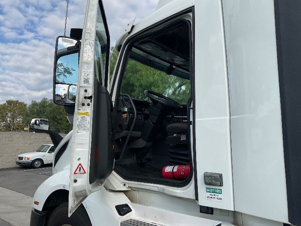 Day Cab Tractor-Heavy Duty Tractors-Volvo-2019-VNL42300-City Of Industry-CA-309,358\n\t\tmiles-$ 42,000 - Image 9