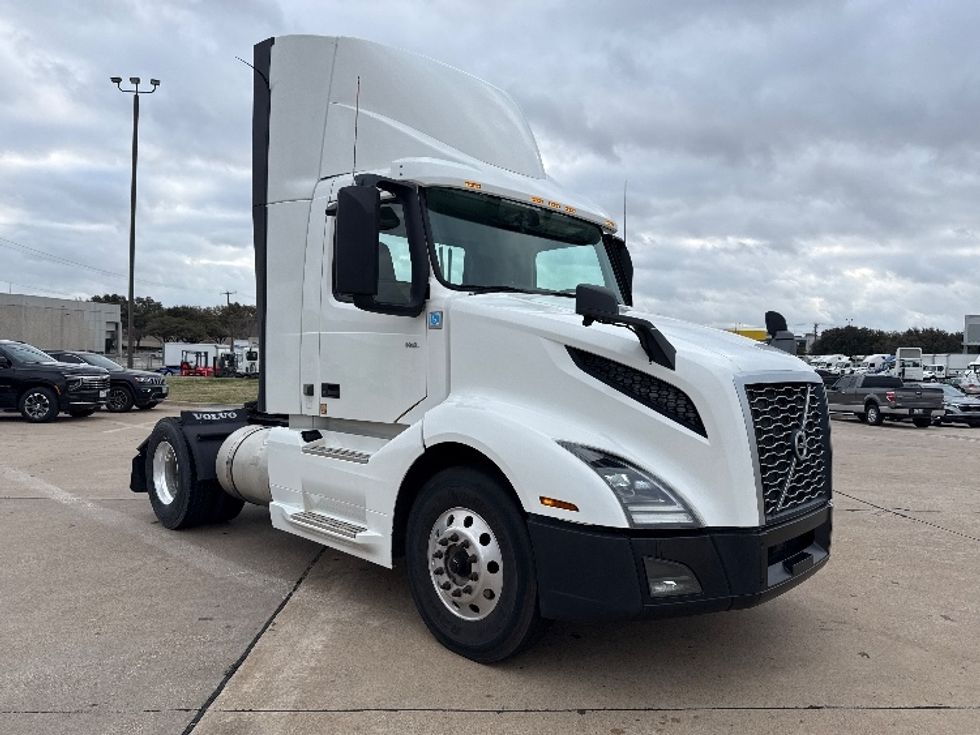 Day Cab Tractor-Heavy Duty Tractors-Volvo-2019-VNL42300-Grand Prairie-TX-387,559\n\t\tmiles-$ 29,750 - Image 1