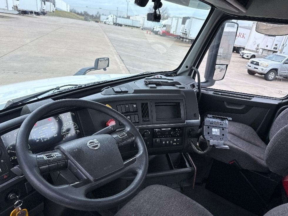Day Cab Tractor-Heavy Duty Tractors-Volvo-2019-VNL42300-Grand Prairie-TX-387,559\n\t\tmiles-$ 29,750 - Image 10
