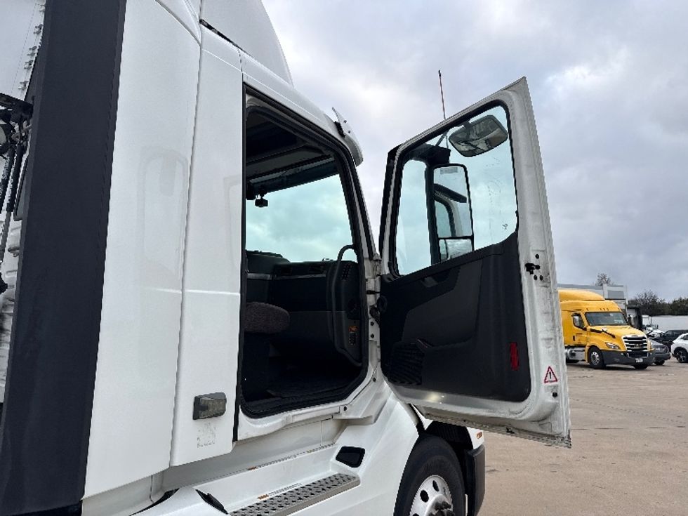Day Cab Tractor-Heavy Duty Tractors-Volvo-2019-VNL42300-Grand Prairie-TX-387,559\n\t\tmiles-$ 29,750 - Image 12