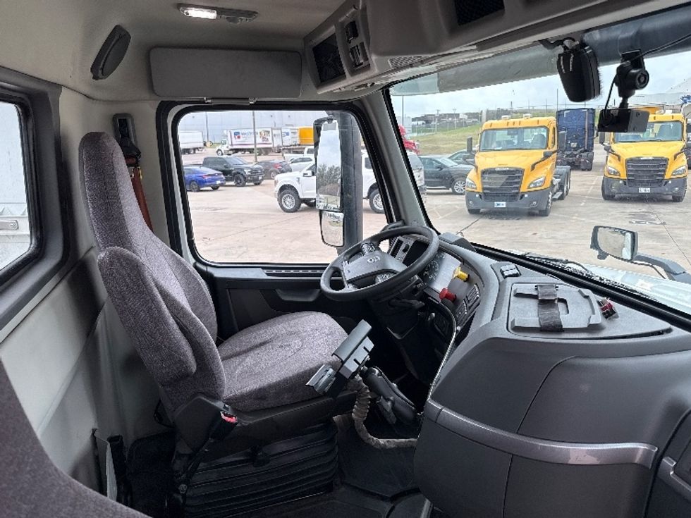 Day Cab Tractor-Heavy Duty Tractors-Volvo-2019-VNL42300-Grand Prairie-TX-387,559\n\t\tmiles-$ 29,750 - Image 14