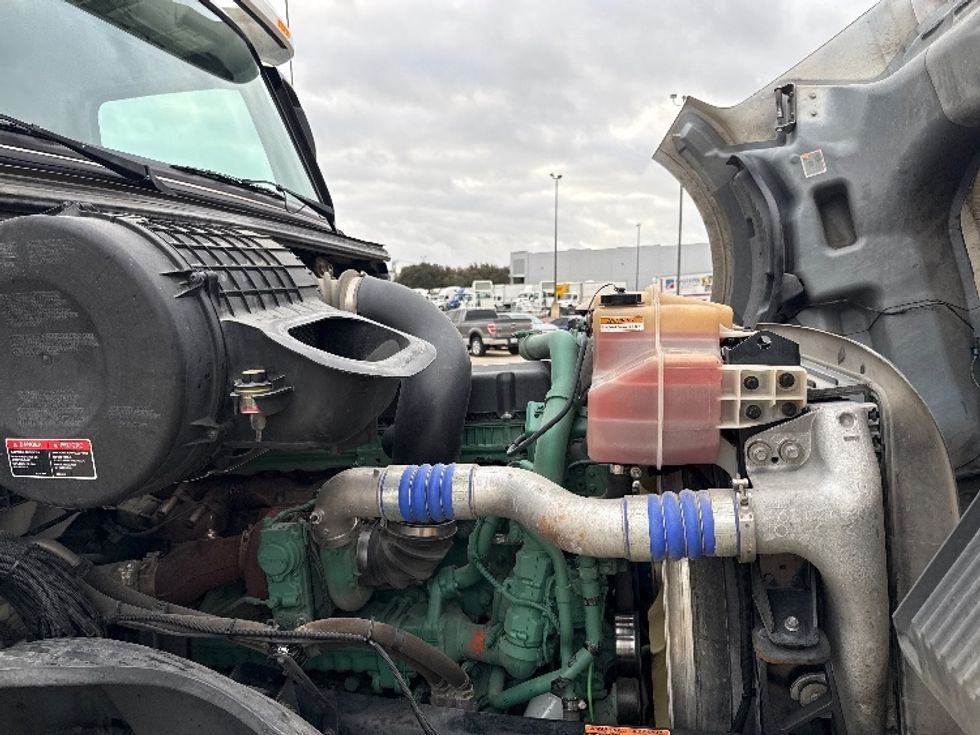 Day Cab Tractor-Heavy Duty Tractors-Volvo-2019-VNL42300-Grand Prairie-TX-387,559\n\t\tmiles-$ 29,750 - Image 15