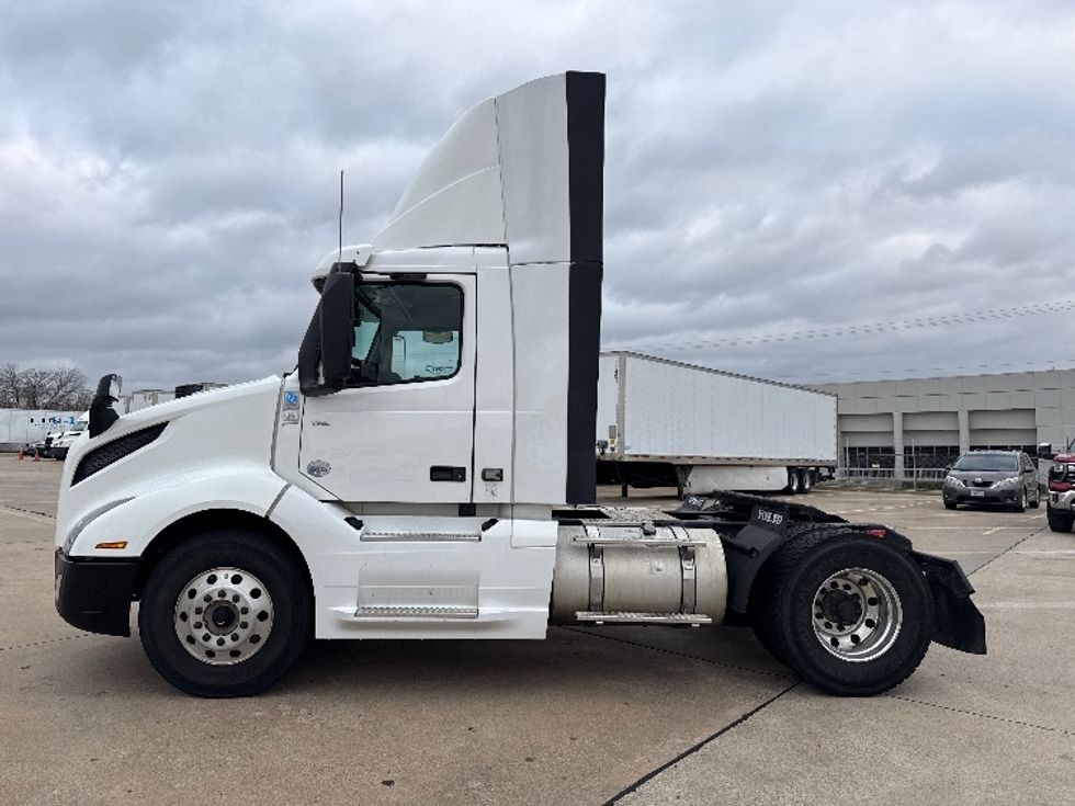 Day Cab Tractor-Heavy Duty Tractors-Volvo-2019-VNL42300-Grand Prairie-TX-387,559\n\t\tmiles-$ 29,750 - Image 4