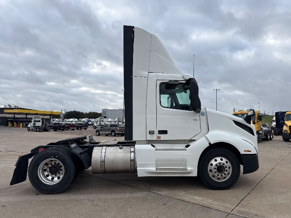 Day Cab Tractor-Heavy Duty Tractors-Volvo-2019-VNL42300-Grand Prairie-TX-387,559\n\t\tmiles-$ 29,750 - Image 8
