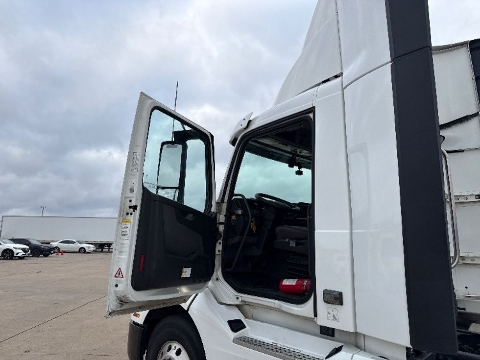 Day Cab Tractor-Heavy Duty Tractors-Volvo-2019-VNL42300-Grand Prairie-TX-387,559\n\t\tmiles-$ 29,750 - Image 9