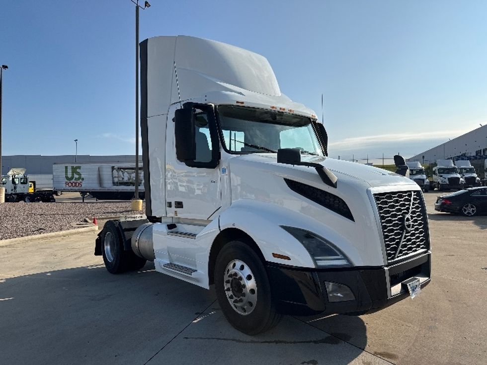 Day Cab Tractor-Heavy Duty Tractors-Volvo-2019-VNL42300-Grand Prairie-TX-520,115\n\t\tmiles-$ 23,750 - Image 1