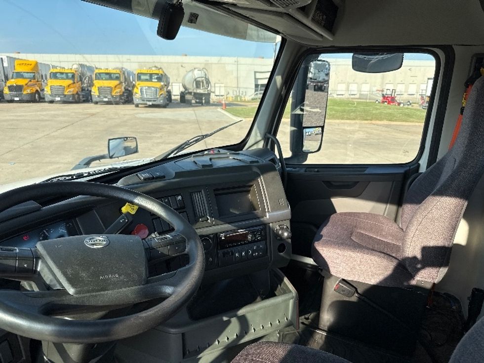 Day Cab Tractor-Heavy Duty Tractors-Volvo-2019-VNL42300-Grand Prairie-TX-520,115\n\t\tmiles-$ 23,750 - Image 10