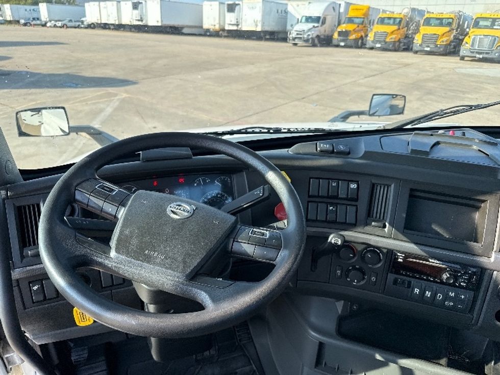 Day Cab Tractor-Heavy Duty Tractors-Volvo-2019-VNL42300-Grand Prairie-TX-520,115\n\t\tmiles-$ 23,750 - Image 11