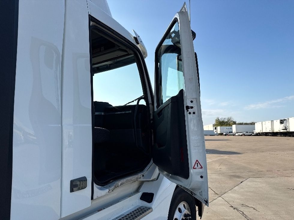 Day Cab Tractor-Heavy Duty Tractors-Volvo-2019-VNL42300-Grand Prairie-TX-520,115\n\t\tmiles-$ 23,750 - Image 12