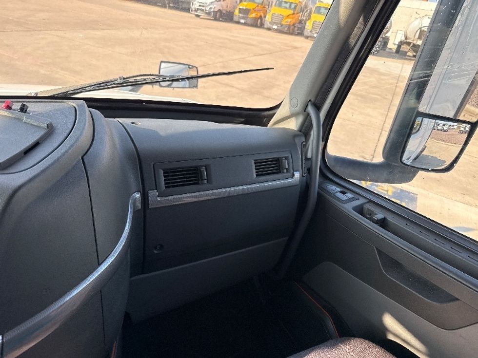 Day Cab Tractor-Heavy Duty Tractors-Volvo-2019-VNL42300-Grand Prairie-TX-520,115\n\t\tmiles-$ 23,750 - Image 13